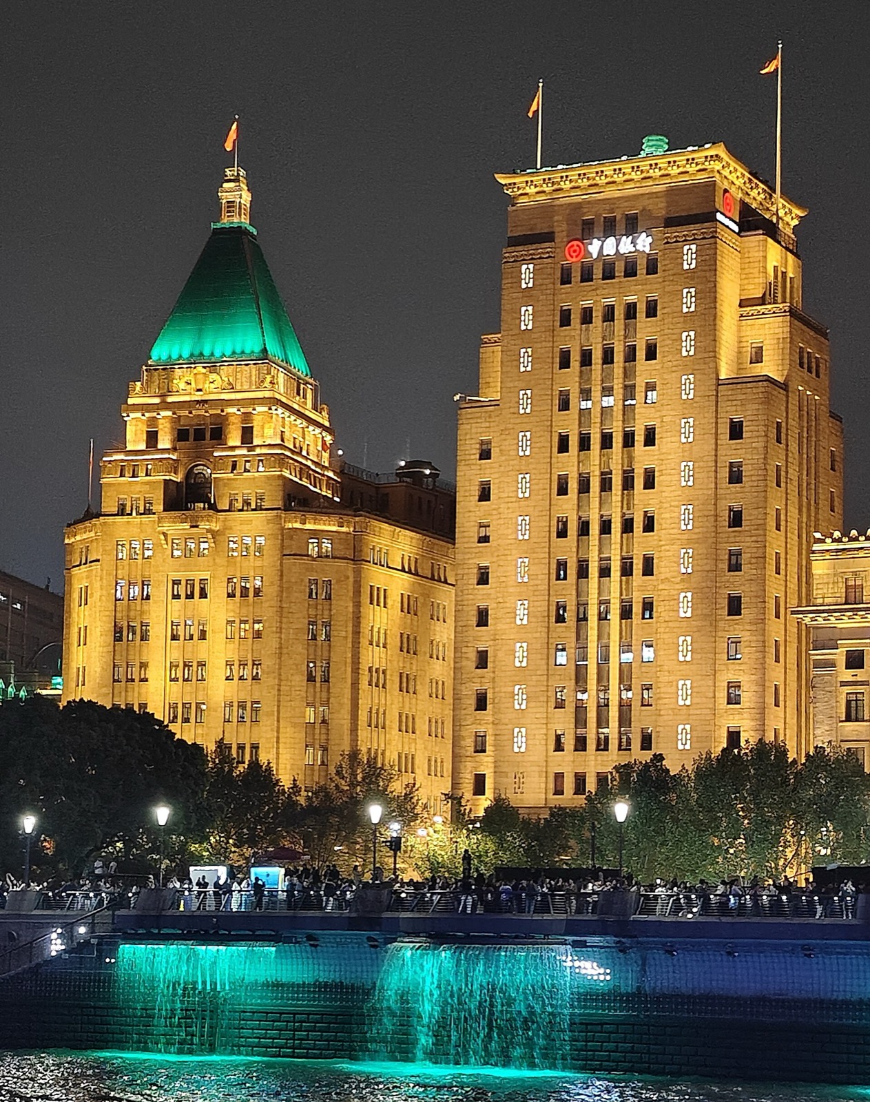 Peace Hotel e o Bund à noite